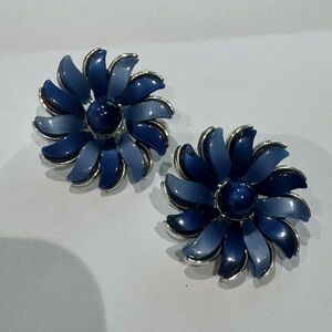 Lisner Vintage Thermoset Blue on Blue Flower Clip Earrings